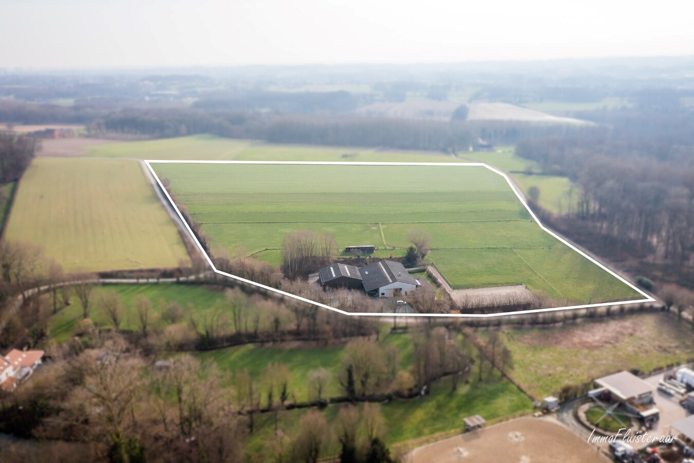 Boerderij met (bedrijfs)woning, loodsen en paardenfaciliteiten op ca 7,4 ha te Asse (Vlaams-Brabant) 