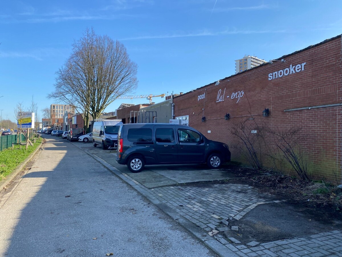Handelspand 546 m&#178; met veel mogelijkheden en 8 parkeerplaatsen 