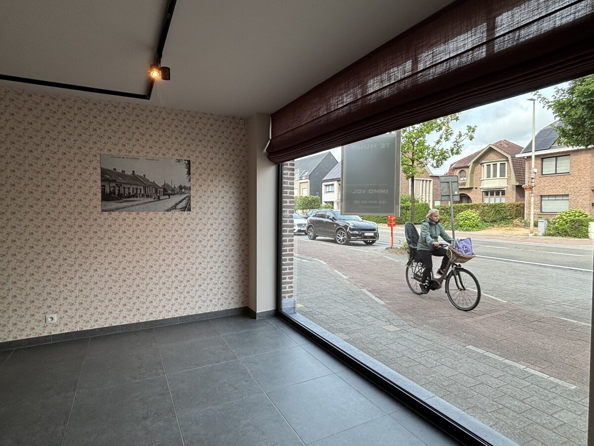 Instapklaar handelsgelijksvloers 90 m&#178; met ruim terras  in het centrum Sint-Antonius naast Bpost. 