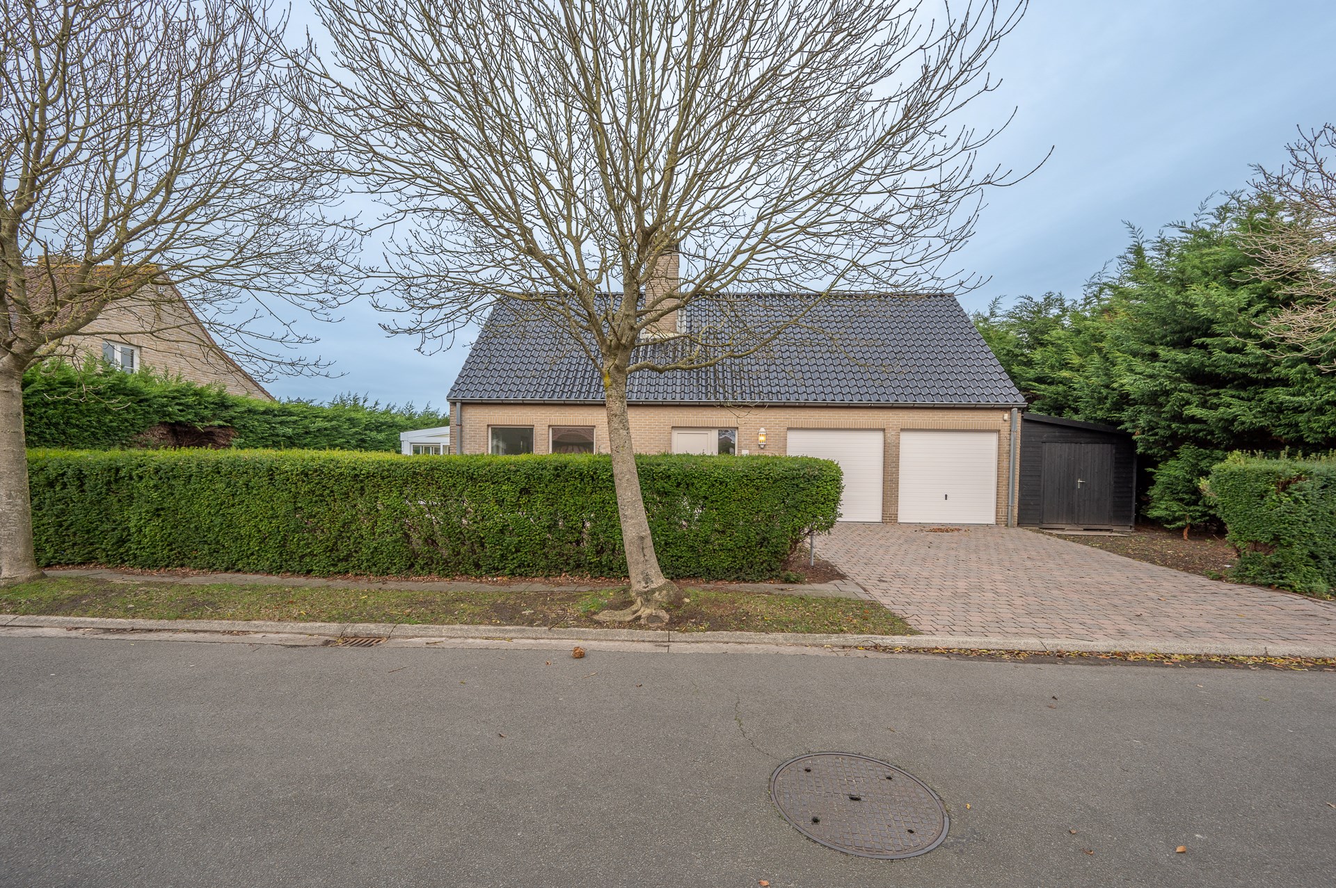 Maison individuelle spacieuse avec deux chambres, une salle de bains et un double garage int&#233;gr&#233; situ&#233;e dans la rue de l&#39;Aster &#224; Knokke. 