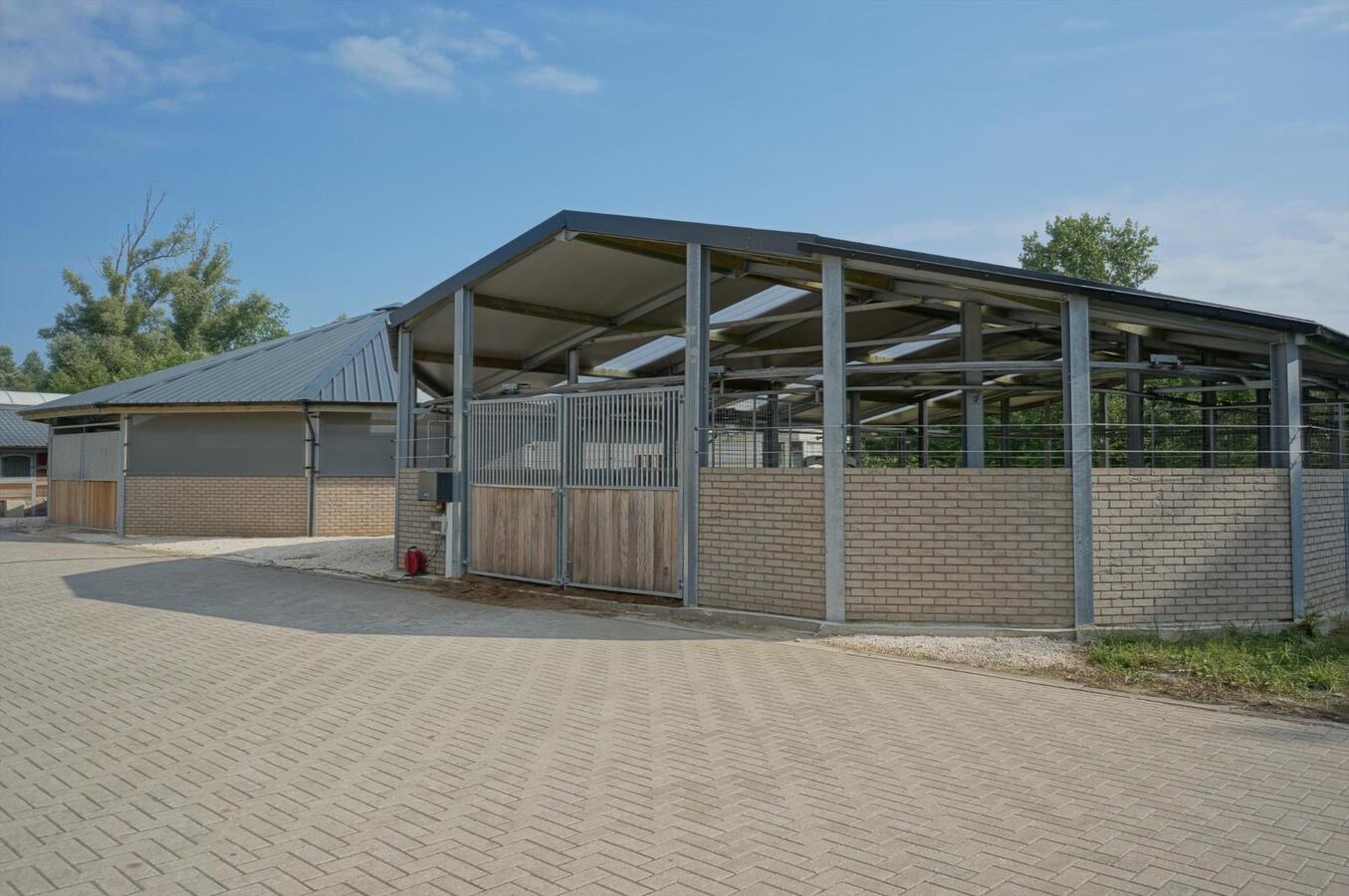 Hippisch complex met inpandige woning op ca. 6,5 ha te Laakdal 