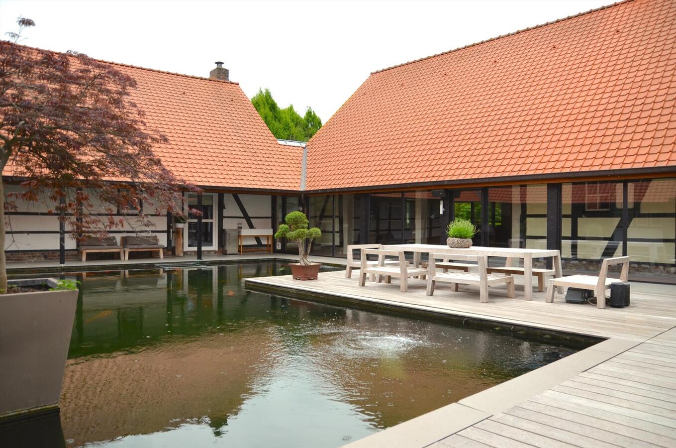 Beautiful square farm with horse accommodation, swimming pool and office space on approximately 1,15ha in Alken 