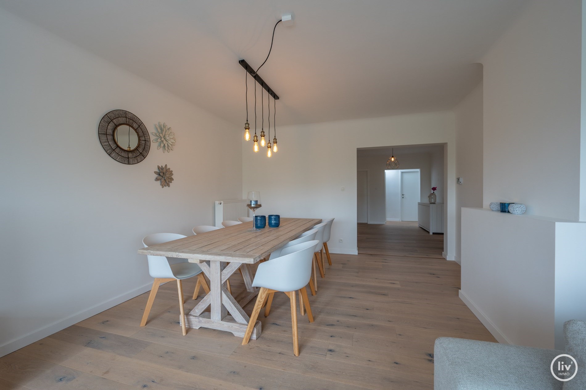 Integraal gerenoveerd appartement met 3 slaapkamers gelegen op het Maurice Lippensplein te Knokke-Heist. 