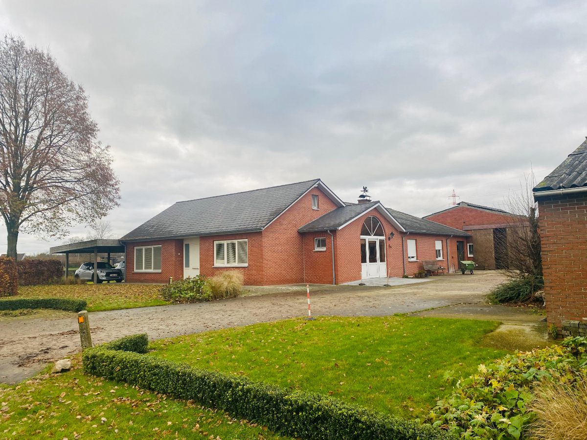 Boerderij met charmante woning, ruime stalgebouwen en weides te koop op ca. 8ha te Bocholt 