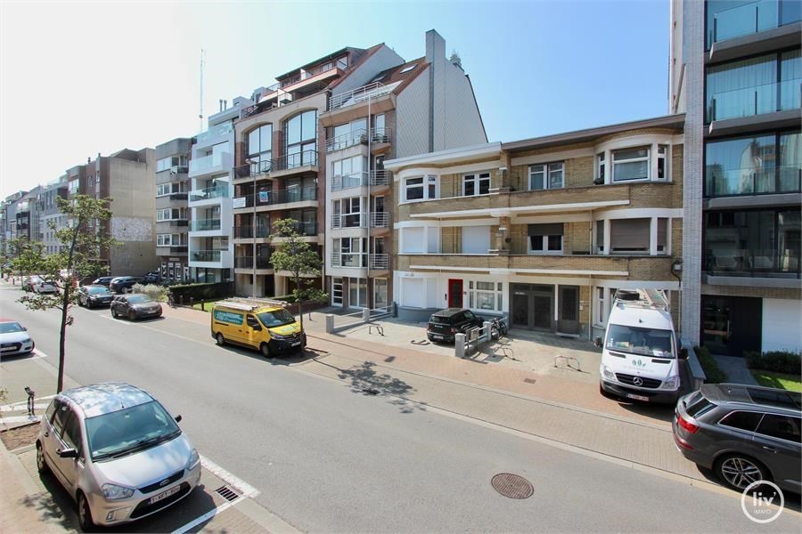 Ongemeubeld: Derde verdiep -  2-slaapkamer appartement aan de zonnekant van de Leopoldlaan, op wandelafstand van het strand en de winkels. 