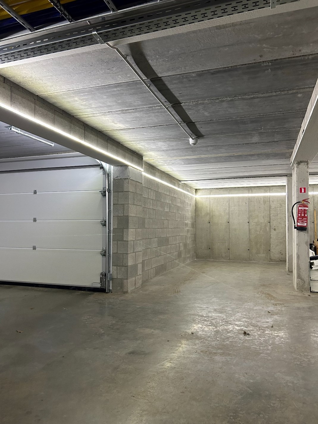 Recent, instapklaar appartement (75 m&#178;) met 2 slaapkamers in vrijstaande, kleinschalige residentie + autostaanplaats 