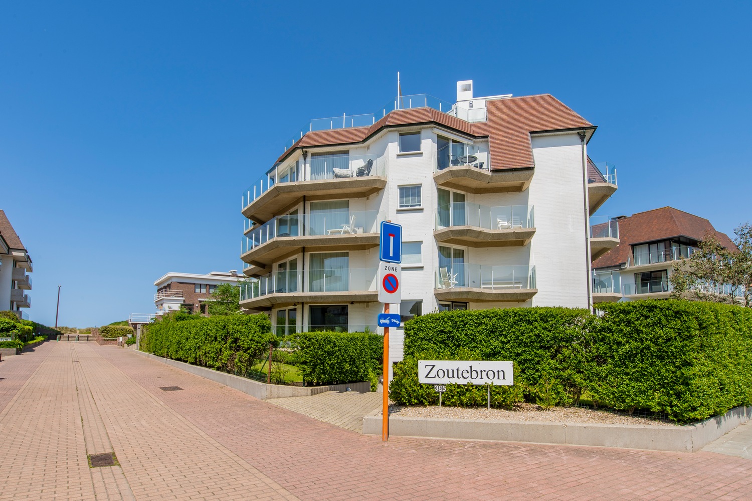 Appartement d&#39;angle lumineux de plus de 180m2, situ&#233; au calme dans une r&#233;sidence villa &#224; quelques pas de la digue plage Albert et du Royal Zoute Tennis Club, &#224; hauteur de la Wandeldijk dans le Zoute. 