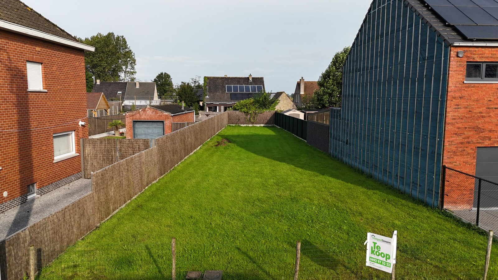 Centraal gelegen perceel bouwgrond voor halfopen bebouwing te Koekelare 