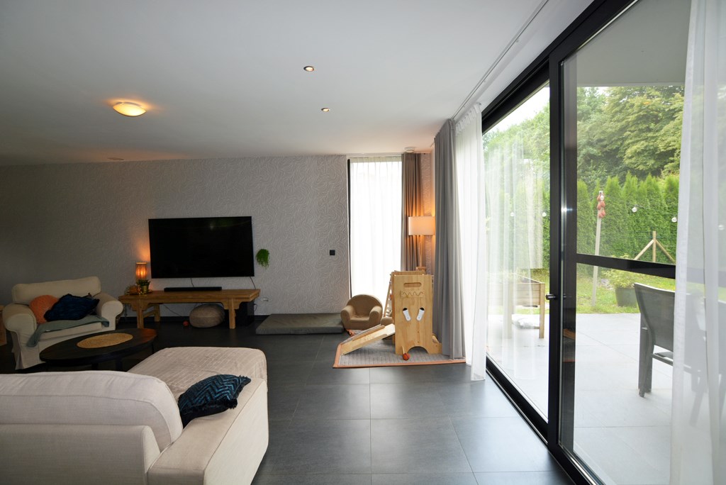 Moderne, energiezuinige woning met 4 slpks op 7a 7ca. 