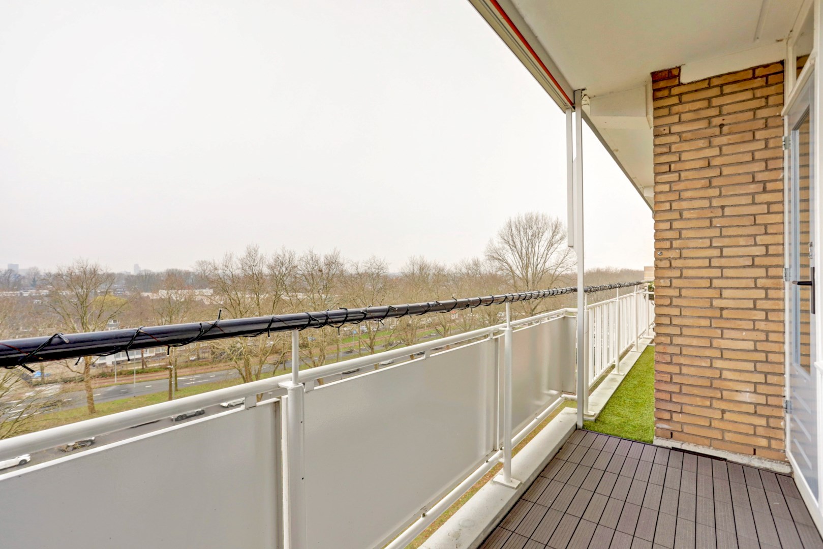 Dit Turn-key  4-kamer appartement op de 7e verdieping van bijna 100 m2  met een breed balkon op het zuidwesten is gelegen op eigen grond! 