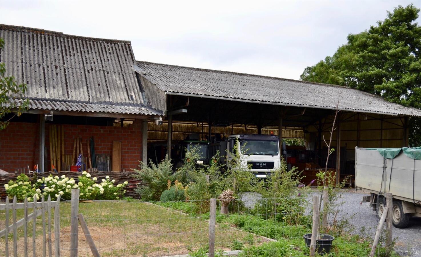 Gerenoveerde, instapklare woning met authentieke bijgebouwen op 1,7 Ha te Maarkedal 