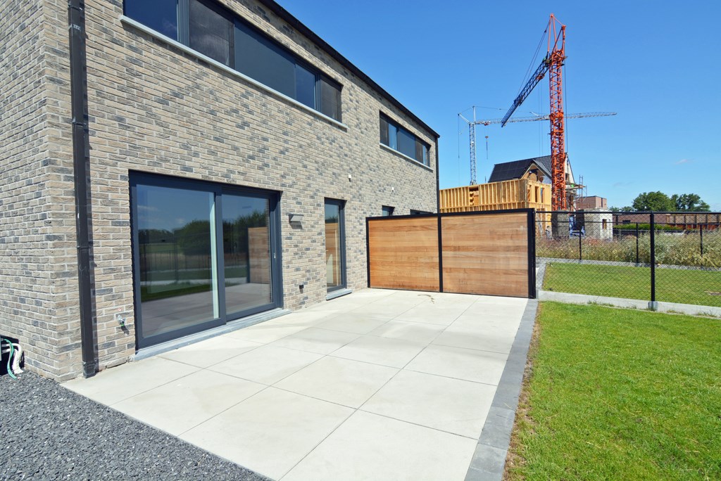 Halfvrijstaande nieuwbouwwoning met 3 slpks en dressing op perceel van 4a 88ca. 