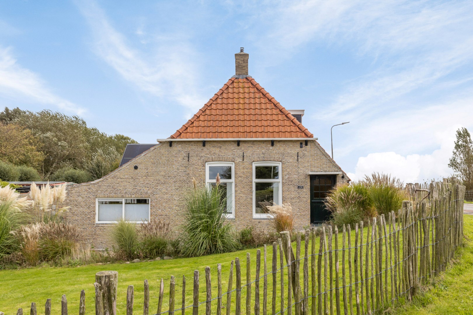 Rust, ruimte en karakter aan de Friese Zeedijk in Zwarte Haan 