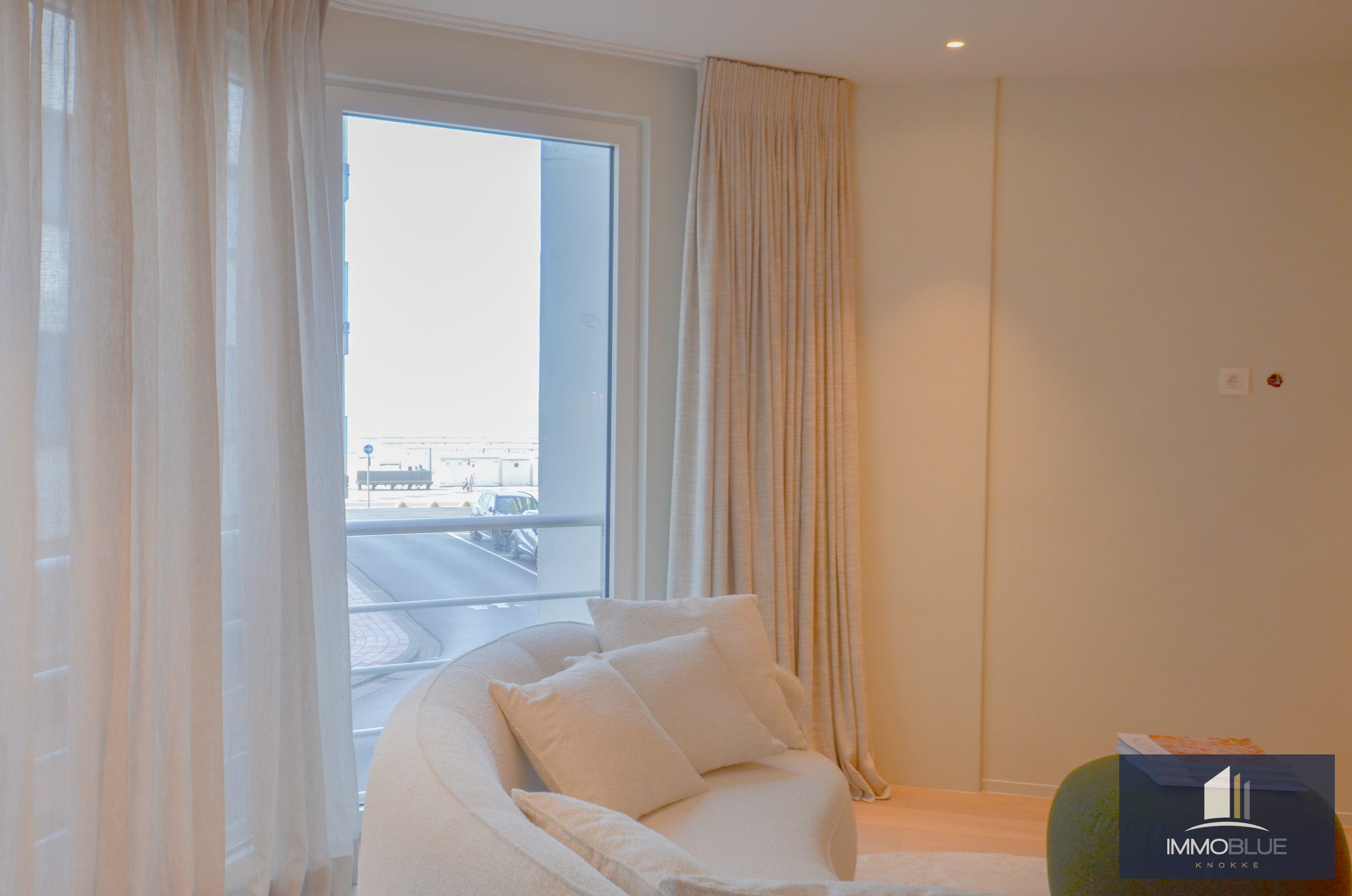 Volledig gerenoveerd appartement met een mooi zijdelings zeezicht gelegen nabij het Driehoeksplein. 