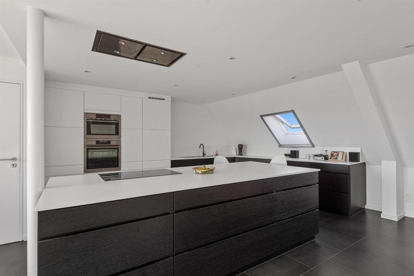 Gerenoveerd duplex appartement met ruim terras! 