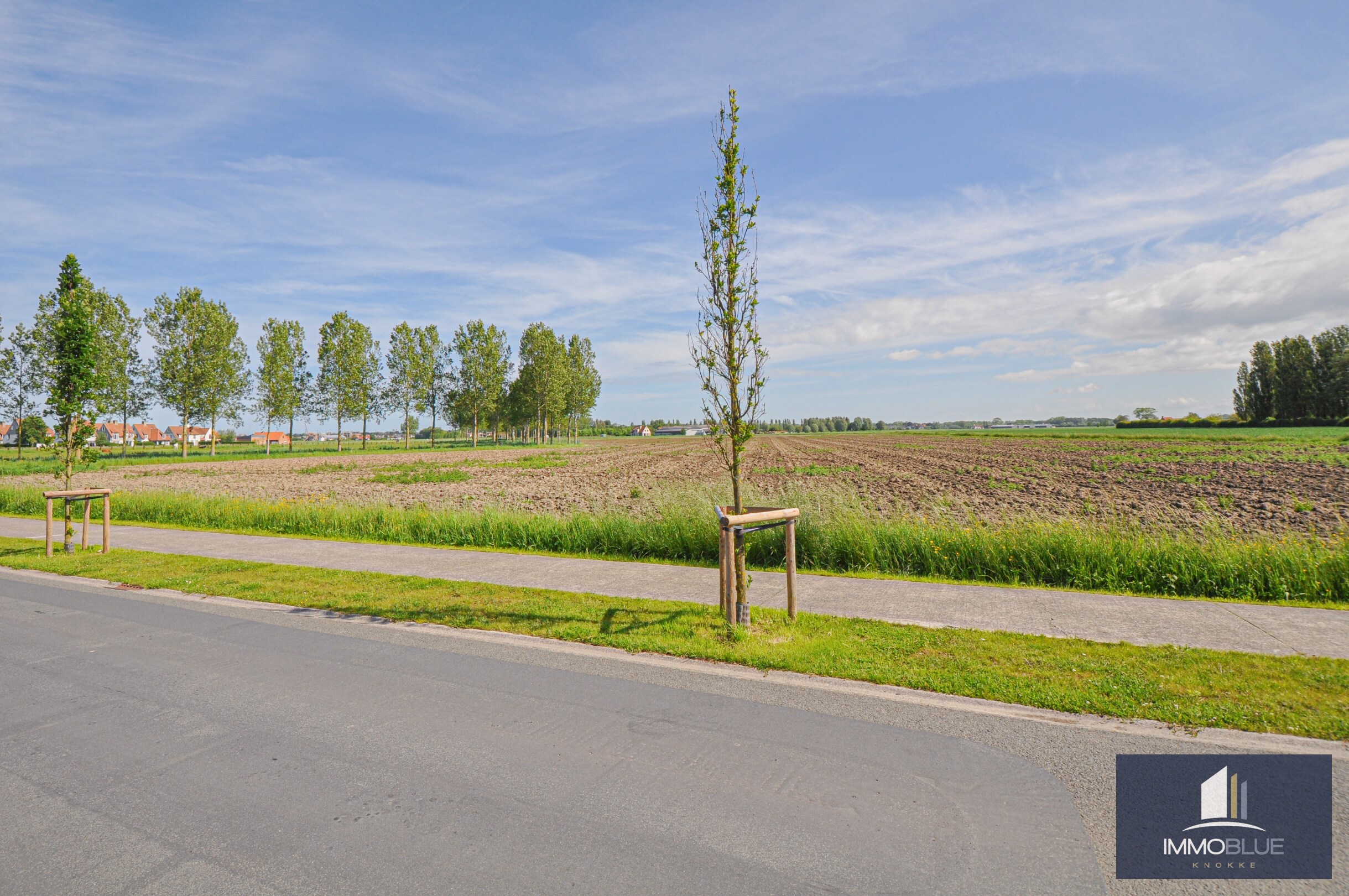 Stijlvol gerenoveerde koppelvilla met een zongerichte tuin en een open zicht op de Polders. 