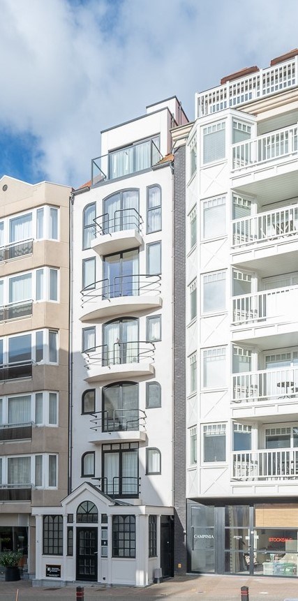 Nieuwbouw duplex appartement met prachtige zichten op de minigolf en zijdelings zeezicht gelegen vlakbij de Kustlaan te Knokke. 