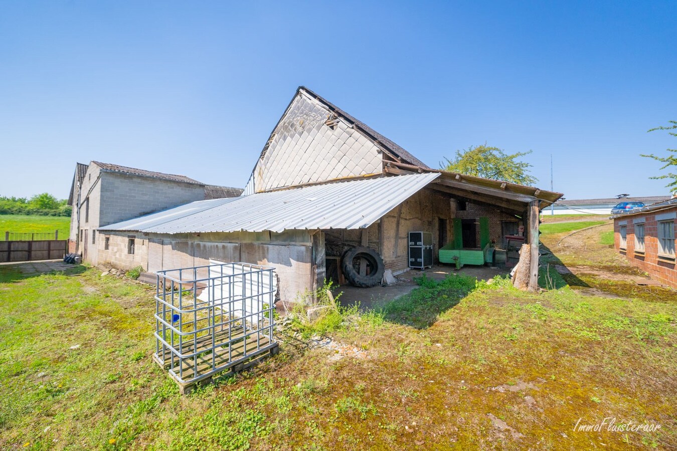 To be renovated square farm on approximately 60 acres in Borlo (Gingelom) 