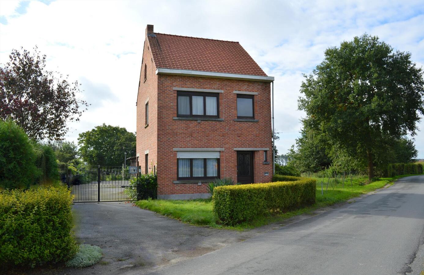 Te renoveren woning met loods en weide op 7.327m&#178; te Zele 