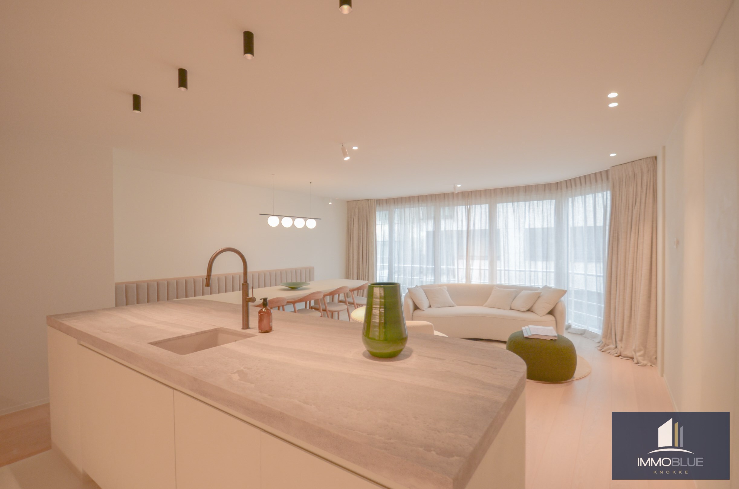Volledig gerenoveerd appartement met een mooi zijdelings zeezicht gelegen nabij het Driehoeksplein. 