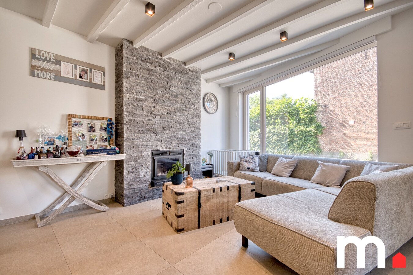 Centraal gelegen instapklare woning met tuin en uitweg via garage ! 