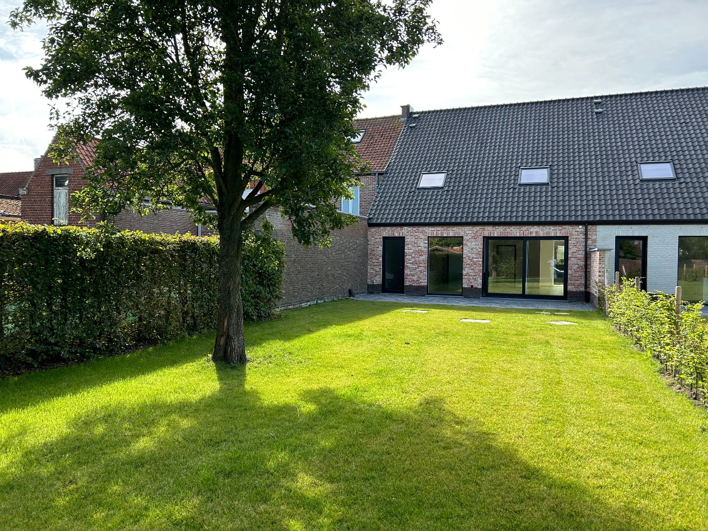 Kwalitatieve gezinswoning met garage en tuin op 442m&#178; 