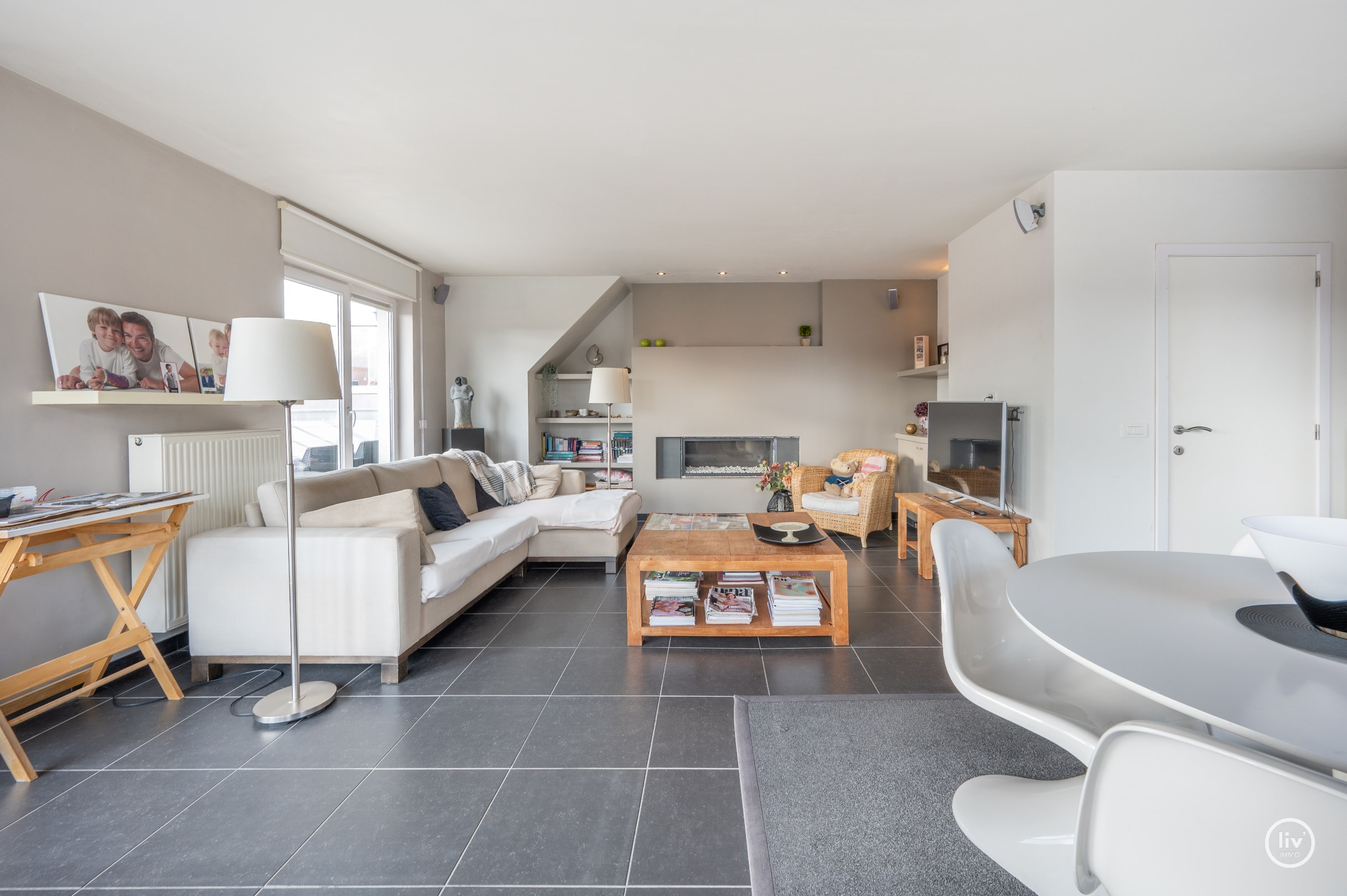 Magnifieke HOEKduplex met mooie terrassen centraal gelegen op de Parmentierlaan te Knokke. 