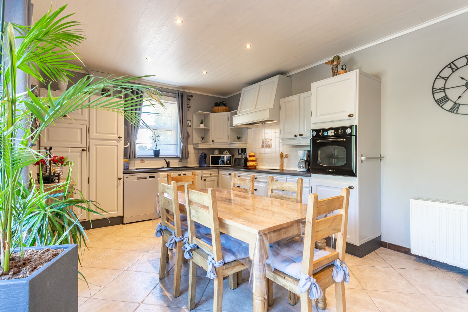 Ruime kangoeroewoning met 6 slpks, 2bdks, 2 garages en tuin te Oetingen 