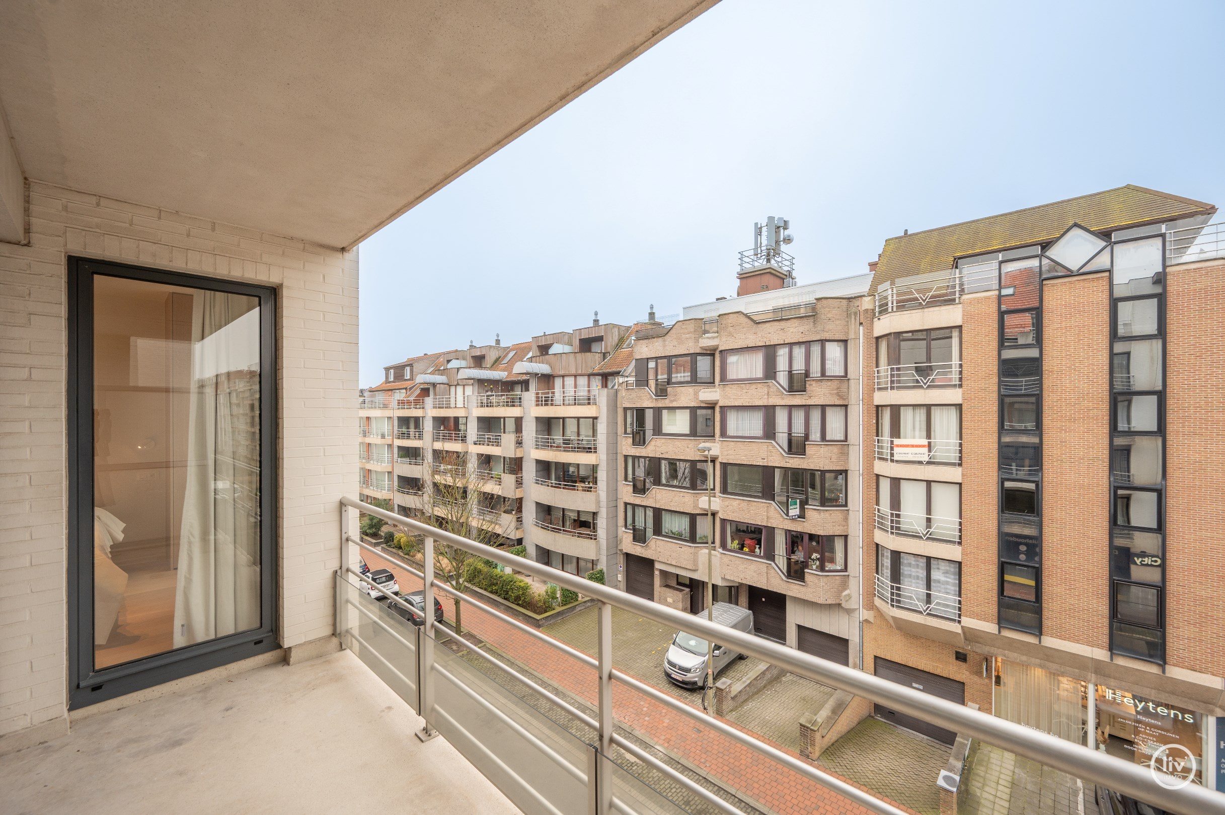 Magnifique appartement r&#233;nov&#233; de 3 chambres avec une agr&#233;able terrasse ensoleill&#233;e situ&#233; &#224; proximit&#233; de l&#39;avenue Lippens &#224; Knokke. 