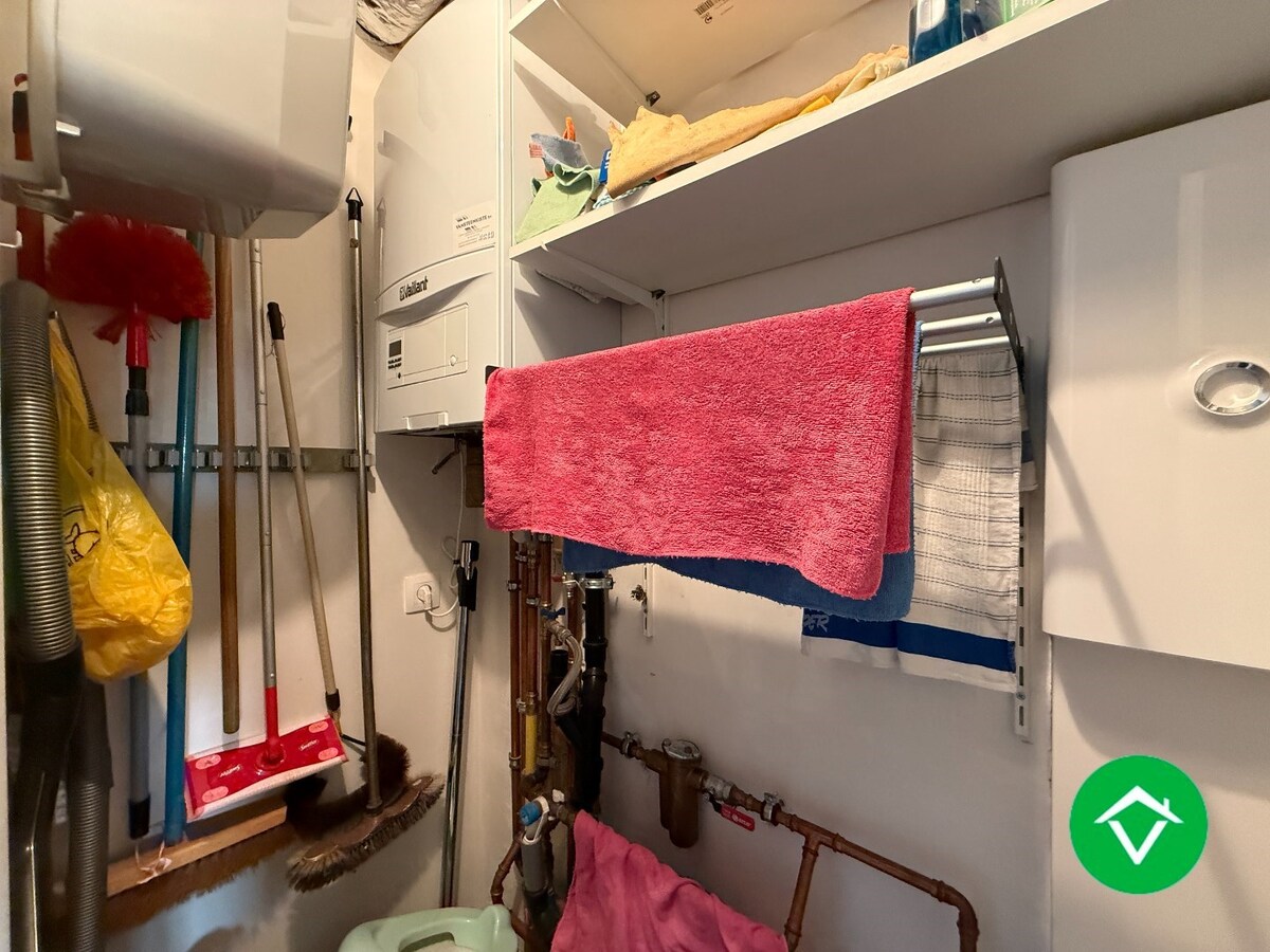 Gelijkvloers appartement op een centrale ligging met &#233;&#233;n slaapkamer, tuin en autostaanplaats te Roeselare 