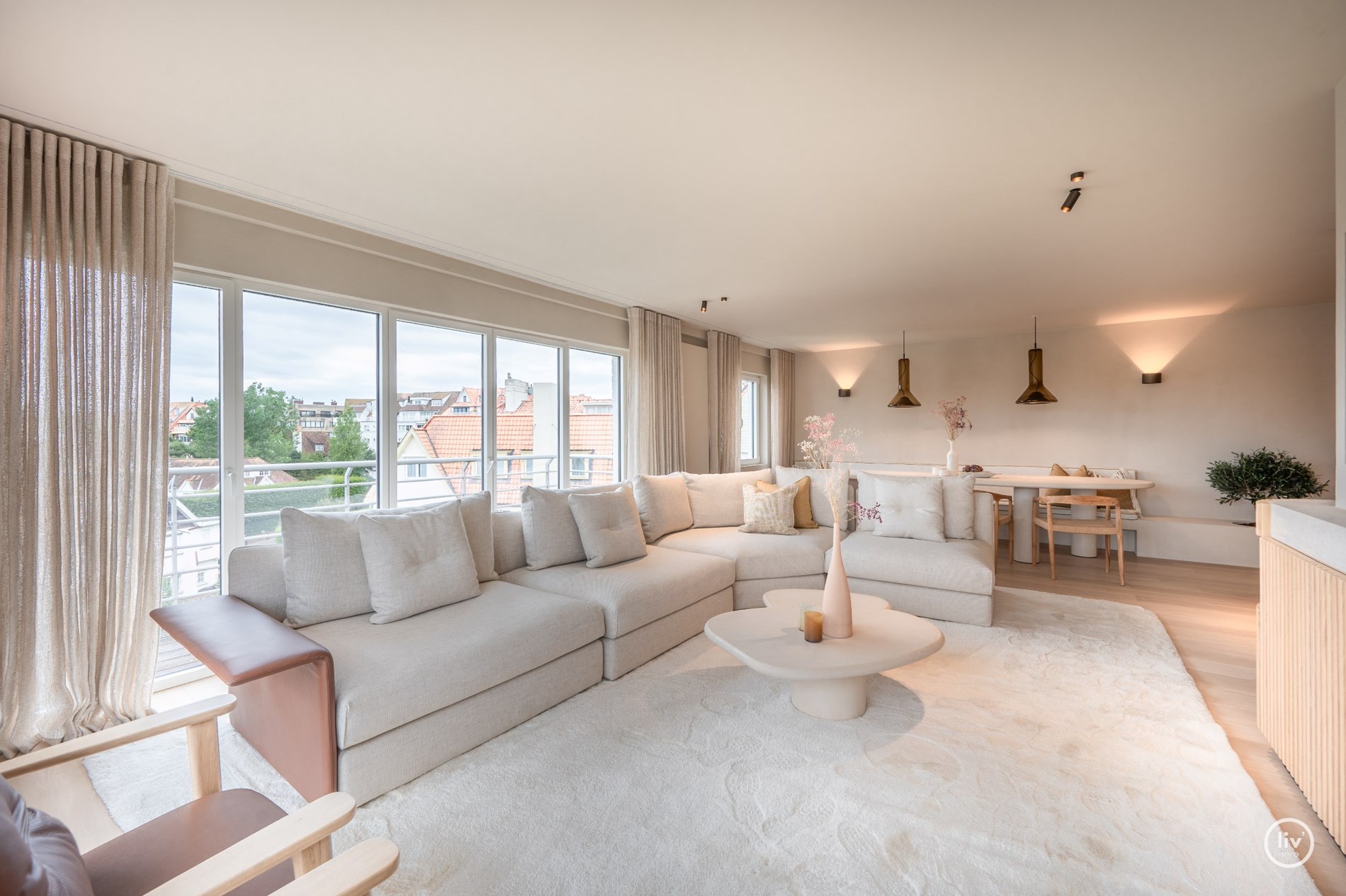 Luxueus gerenoveerd en tevens zuidgericht hoekappartement in een villa residentie te Kustlaan gelegen op 50m van de zeedijk. Open zicht ! garage mogelijk in het gebouw. 