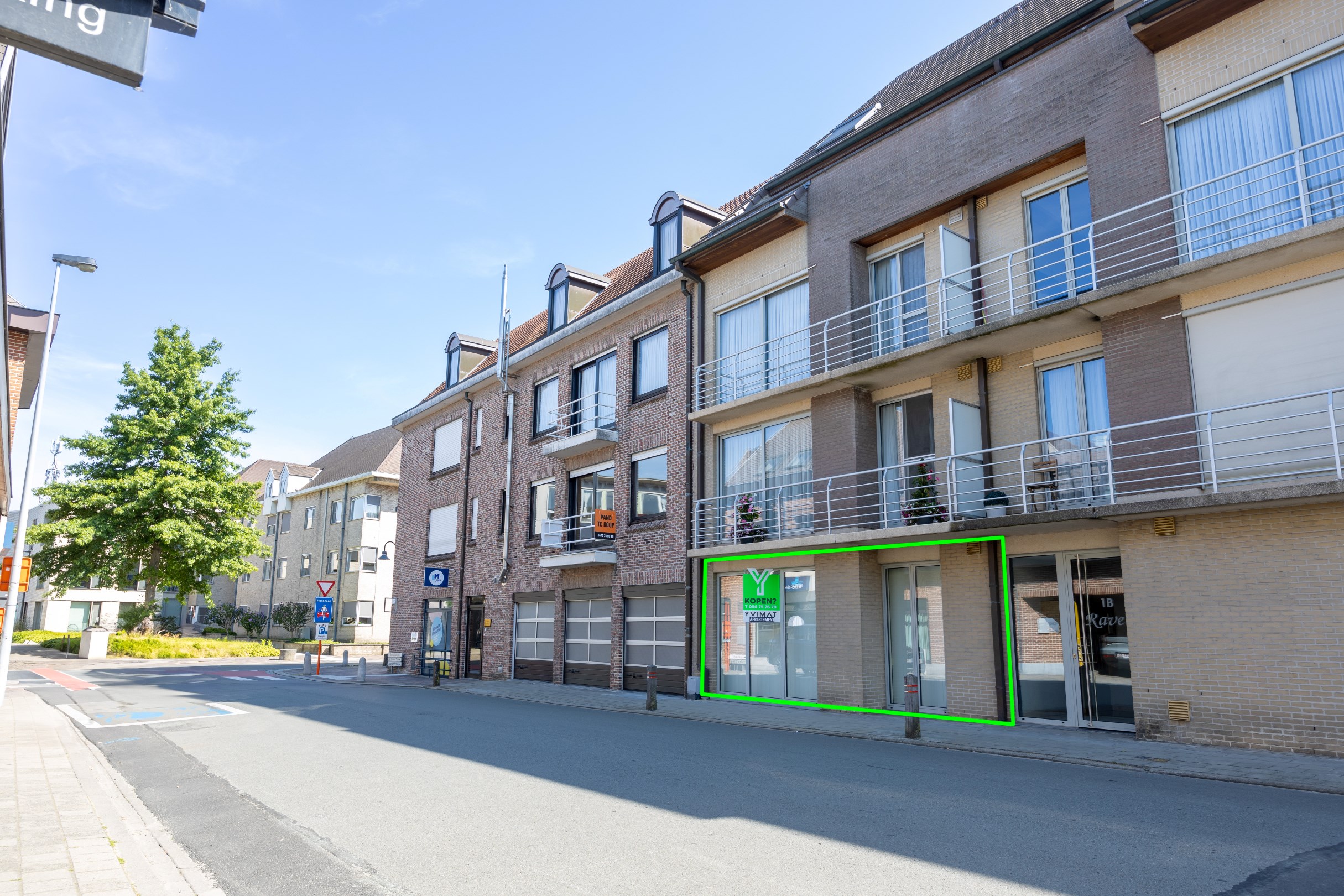 GELIJKVLOERS APPARTEMENT IN HARTJE ZWEVEGEM 