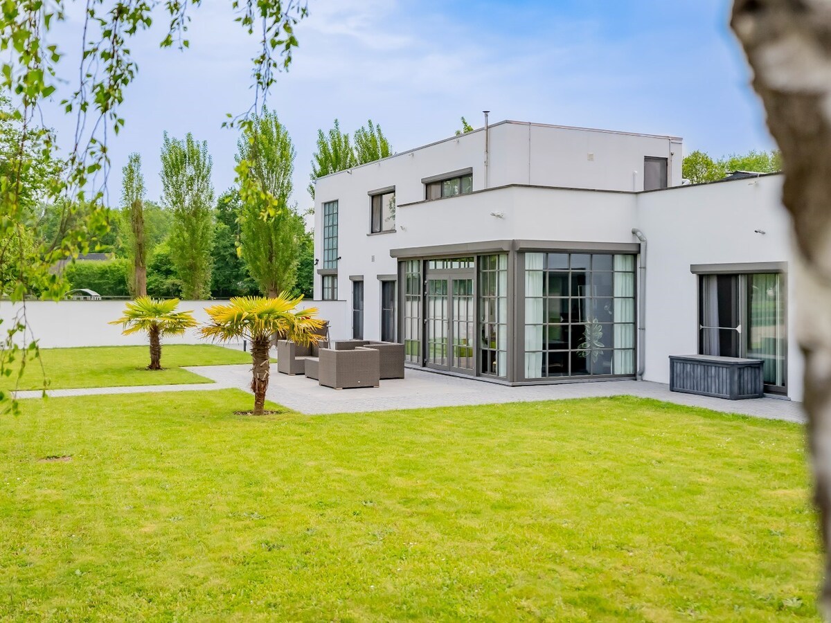 Villa moderne avec des installations &#233;questres sur environ 5,2 hectares &#224; Herselt. 