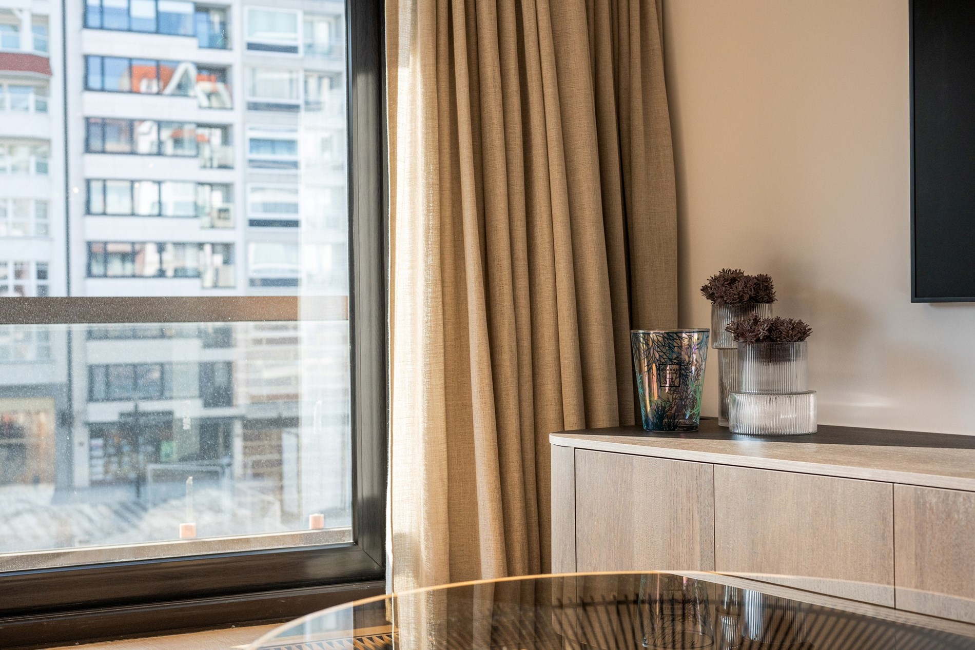 Appartement de luxe avec terrasse ensoleill&#233;e et vue sur la mer situ&#233; sur la place Albert &#224; Knokke. 