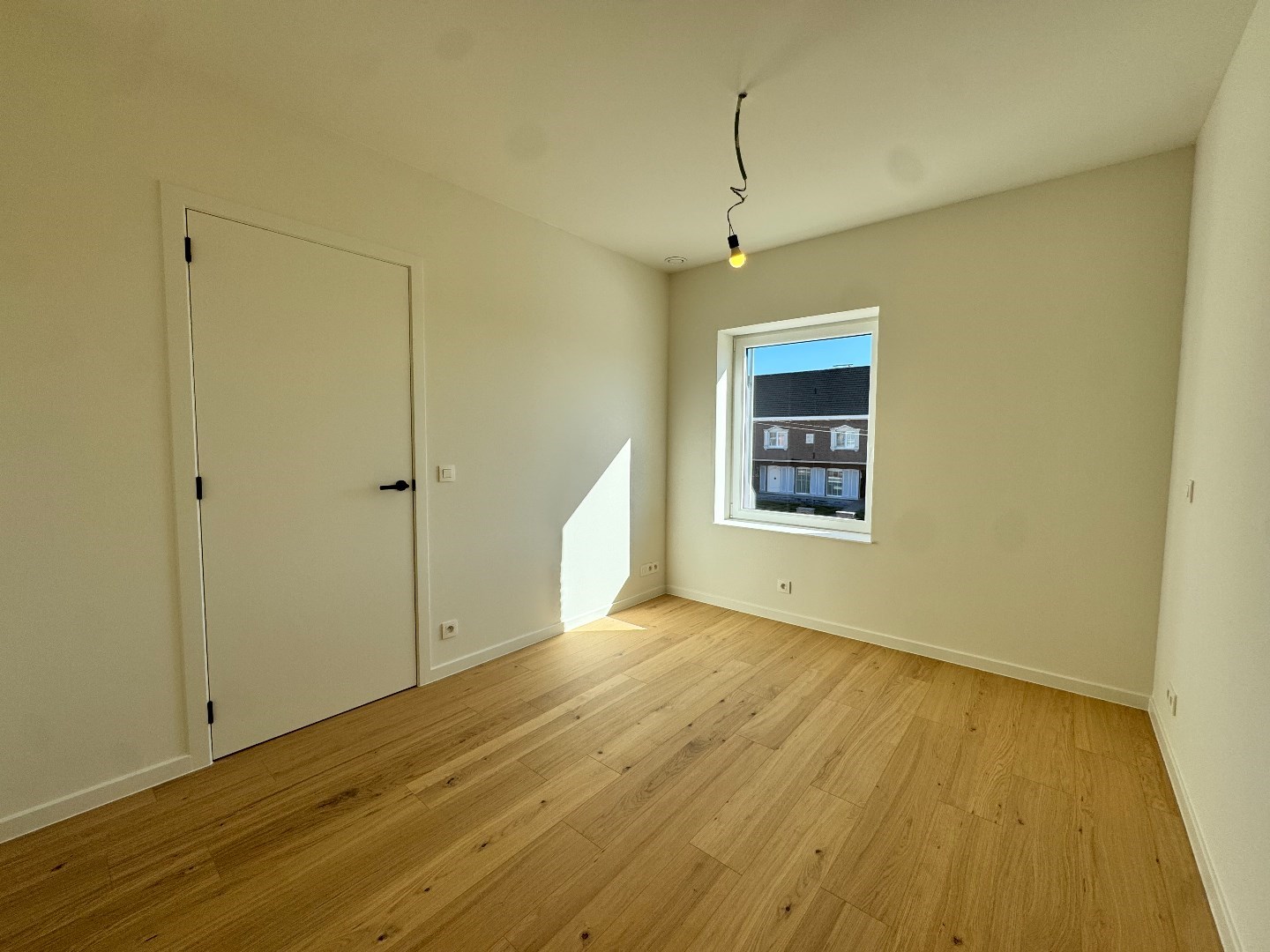 Instapklare, gerenoveerde woning met tuin, uitweg en carport 