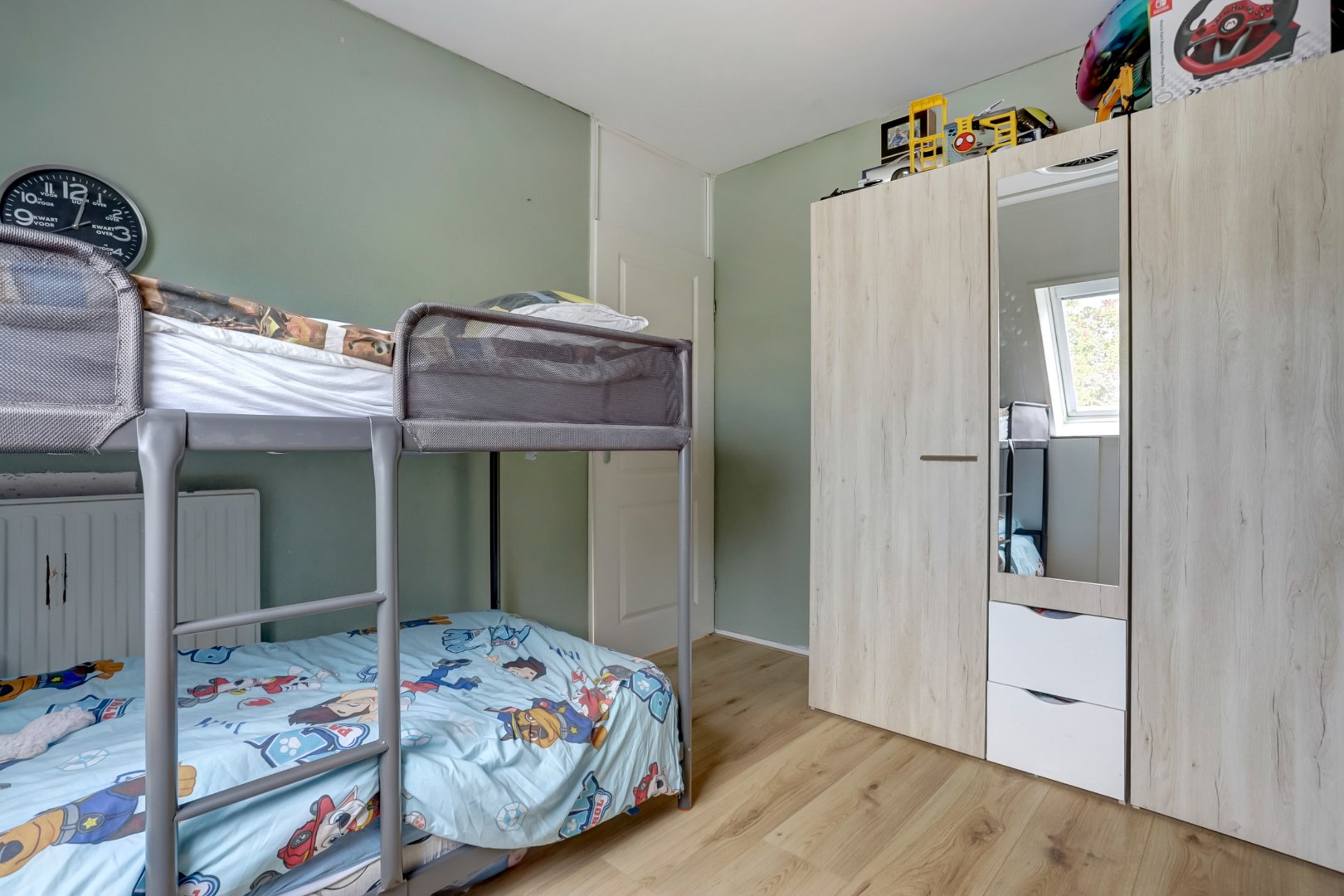 Starters opgelet! keurig 4 kamer tussenwoning met parkeerplaats voor deur, 3 slaapkamers, keurige keuken en badkamer, ruime onderhoudsvriendelijke tuin welke gelegen is op het zuidwesten. 