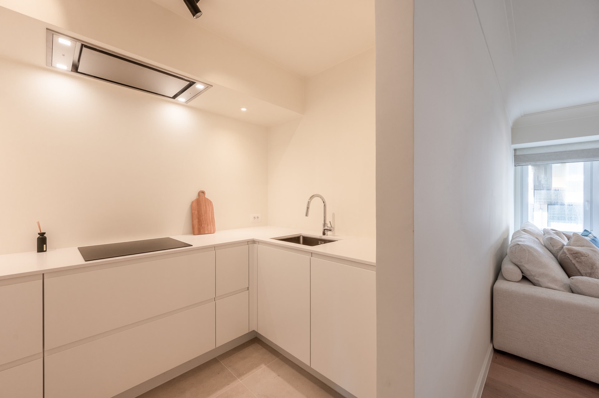 Bel appartement r&#233;nov&#233; avec 2 chambres dans un emplacement de premier choix sur la Kustlaan, pr&#232;s de la place Van &#224; Knokke. 