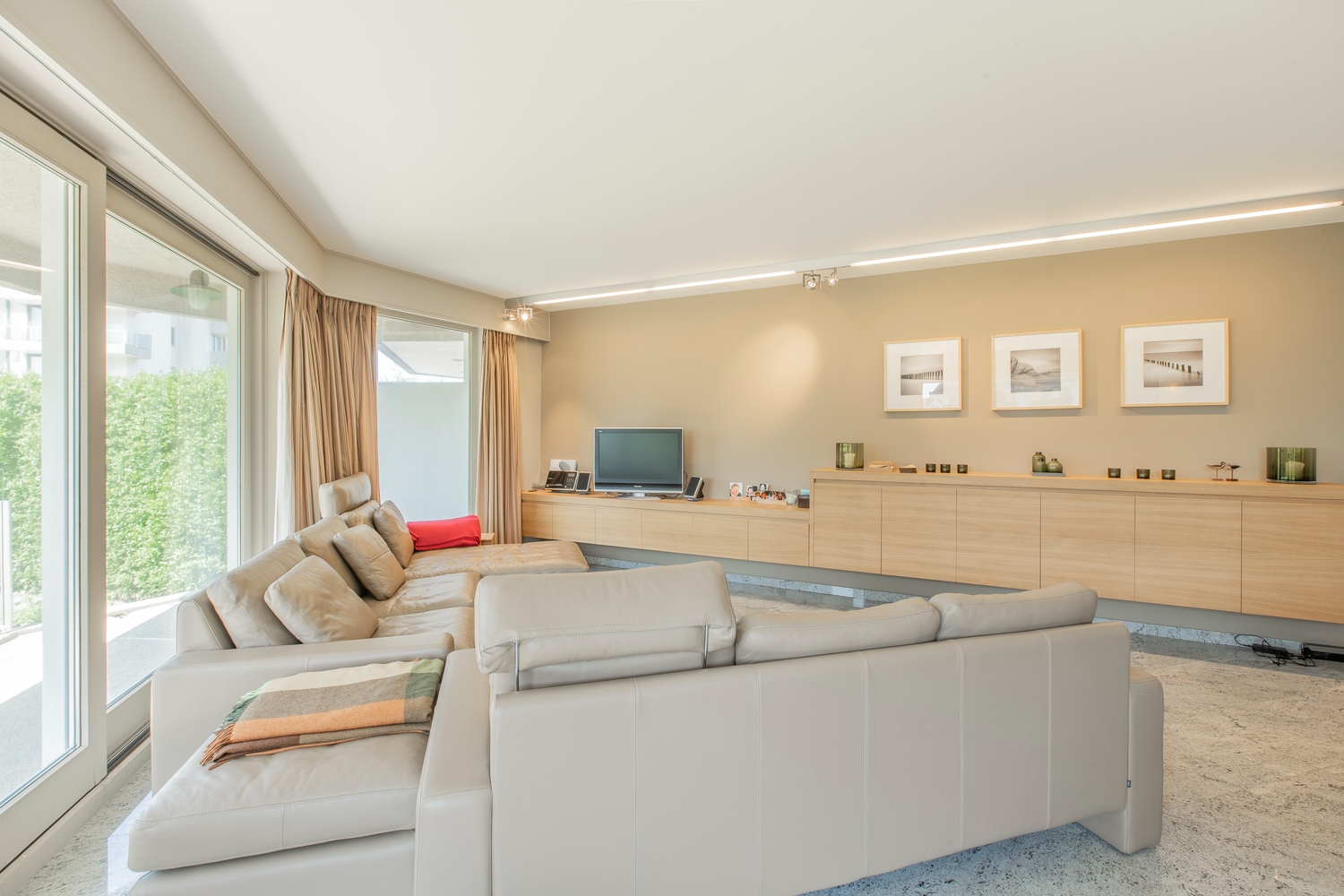 Appartement d&#39;angle lumineux de plus de 180m2, situ&#233; au calme dans une r&#233;sidence villa &#224; quelques pas de la digue plage Albert et du Royal Zoute Tennis Club, &#224; hauteur de la Wandeldijk dans le Zoute. 