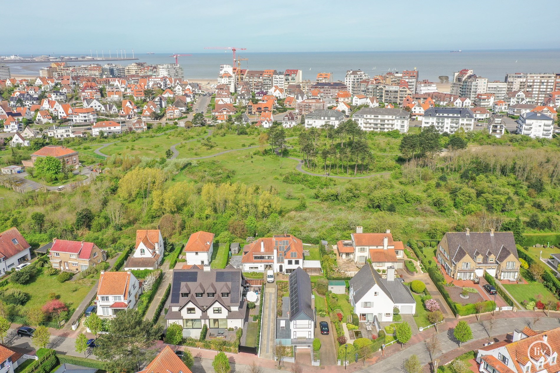 Villa de construction r&#233;cente luxueusement finie, situ&#233;e &#224; proximit&#233; du Park 58 et &#224; distance de marche de la plage et de la digue. 