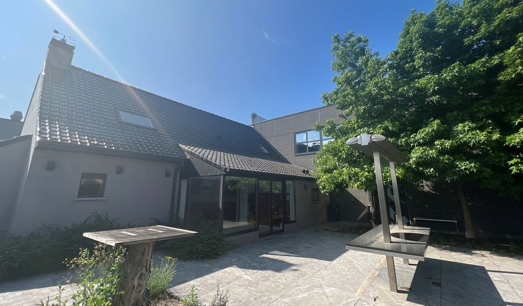 Bedrijfsgebouw met villa te huur langs E17 in Kruisem
