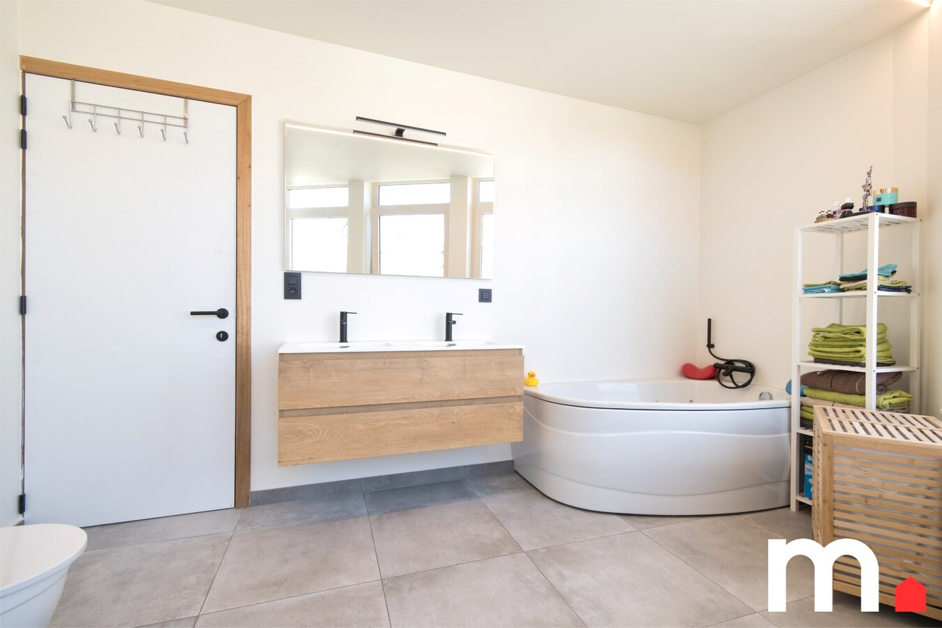 Centraal gelegen instapklare woning met tuin en uitweg via garage ! 