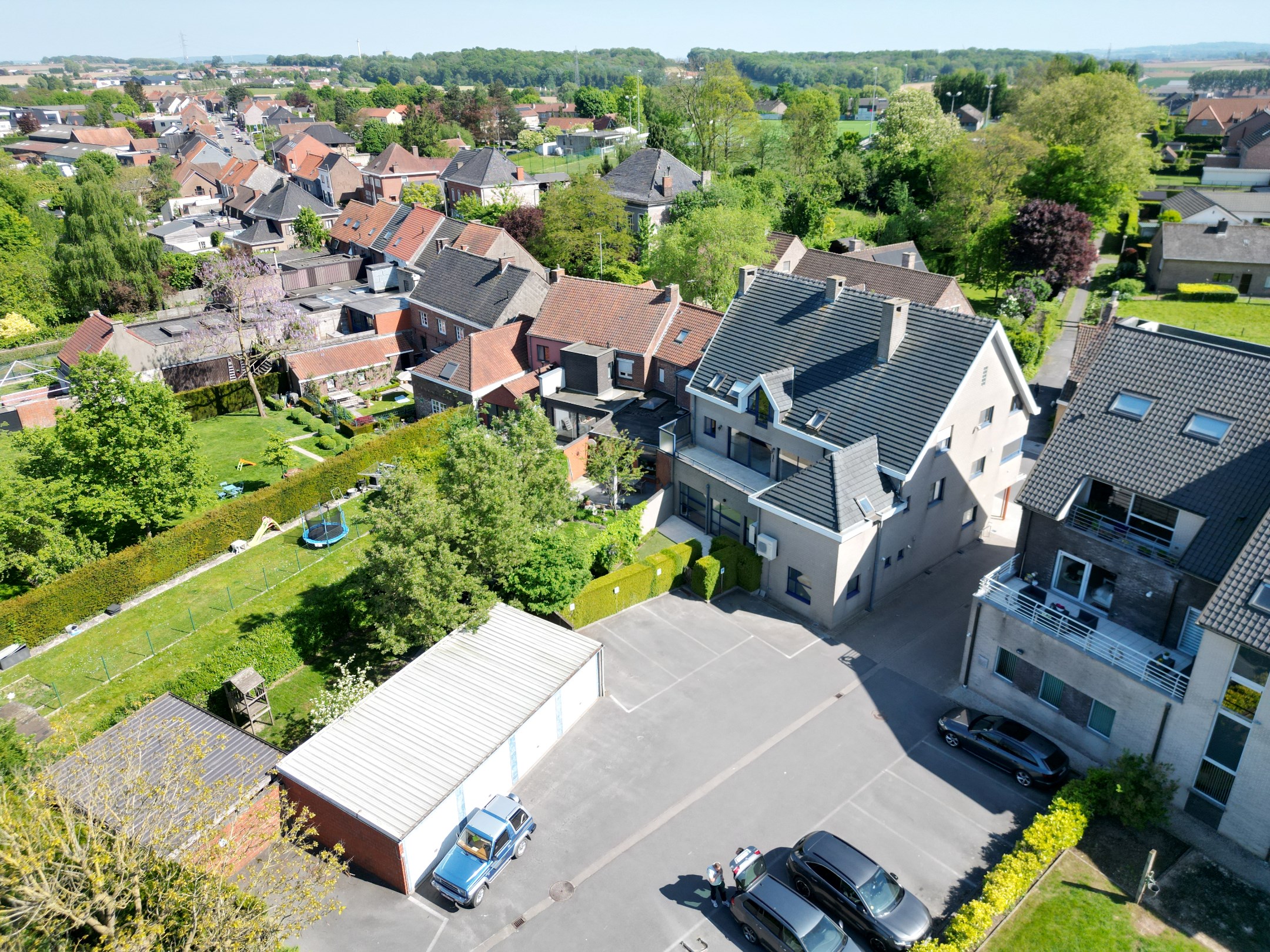INVESTERINGSEIGENDOM MET 4 APPARTEMENTEN EN 4 GARAGES 
