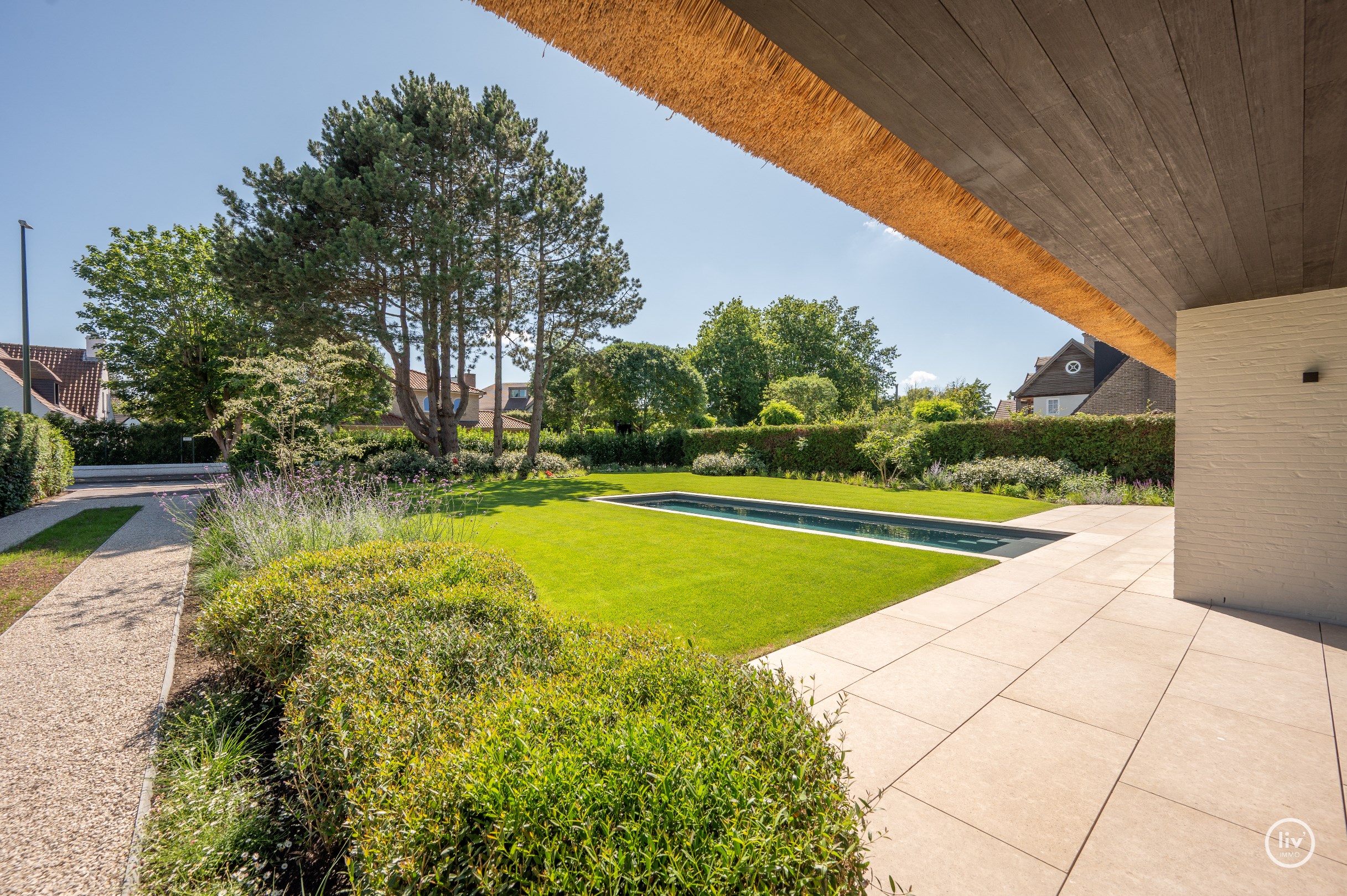 Journ&#233;e portes ouvertes samedi 4/07 de 14h &#224; 16h. Villa neuve exclusive avec piscine et jardin orient&#233; sud sur un grand terrain de 1.071m2. 