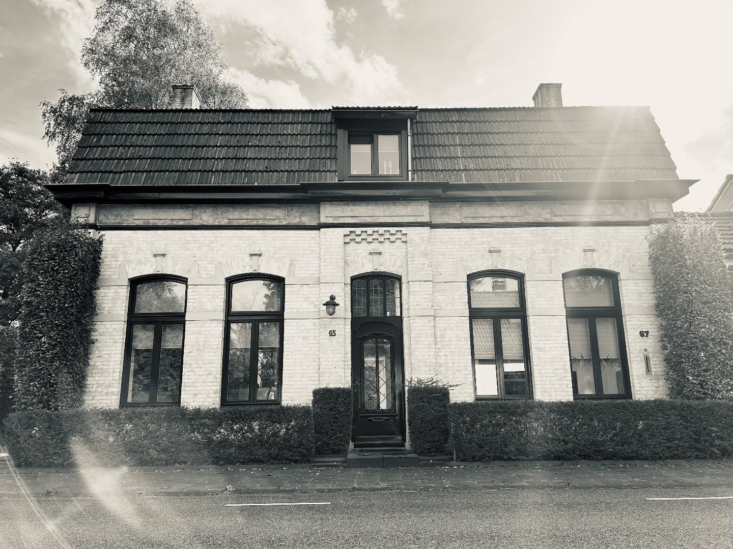 Wat een sfeervolle woning met een rijke geschiedenis is dit! Het oude grenskantoor van Budel zit vol met mooie authentieke details en is gelegen op een prachtig groot perceel. Energielabel  D. 