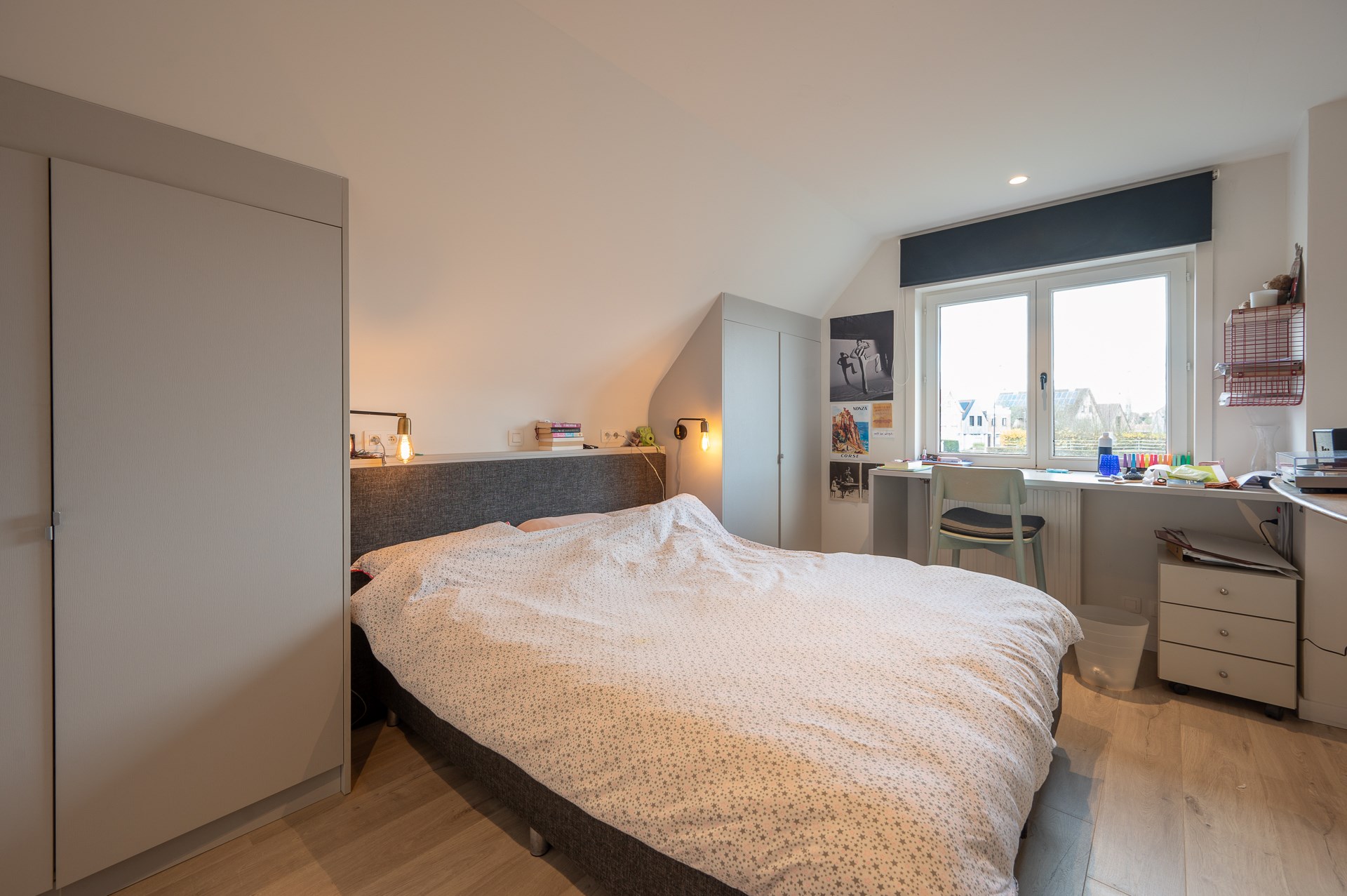 Uitzonderlijke en gerenoveerde eigendom ( 5.510 m&#178; grond ) vlakbij het centrum van Knokke-Heist en toch genietend van een uitzonderlijk open zicht over de Knokse Polders. 