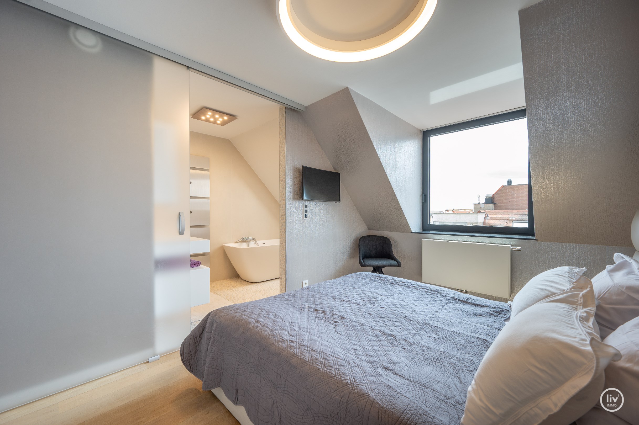 Buitengewone hoekduplex ( 274m&#178;) gelegen vlakbij Zeedijk en het Rubensplein. Ruime garage te koop op de gelijkvloerse verdieping in het gebouw. 
