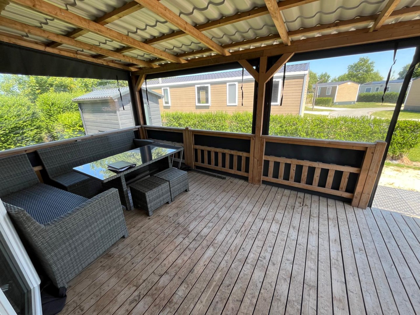 Zeer net, vrijwel nieuw vakantie-chalet (nr. JD12) aan de rand het Vakantiepark In de Bongerd te Oostkapelle, op loopafstand van het gezellige centrum van het dorp en natuurgebied de Manteling met aan 