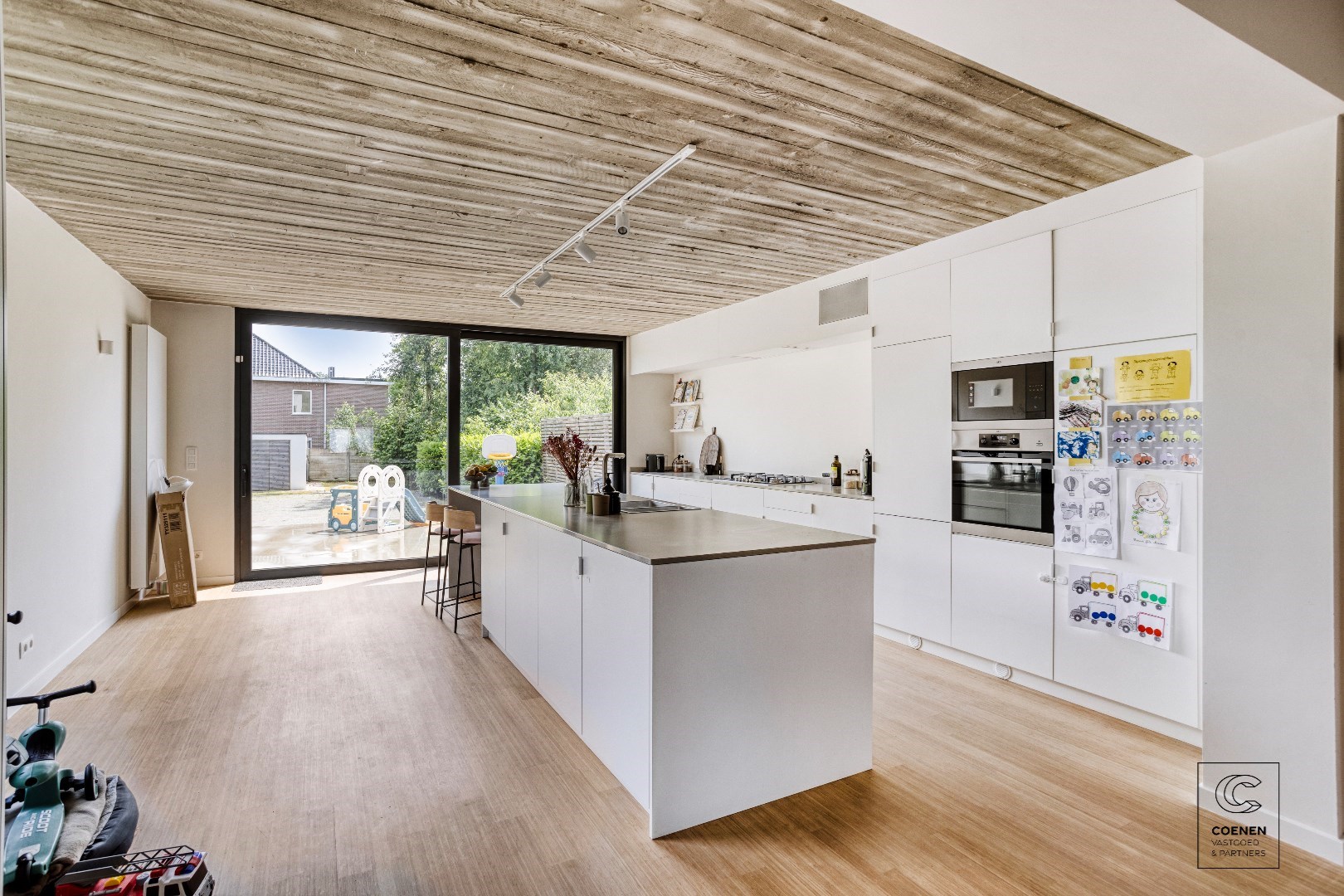 Prachtig volledig gerenoveerde woning met 3 slaapkamers op een TOPlocatie te Schilde! 