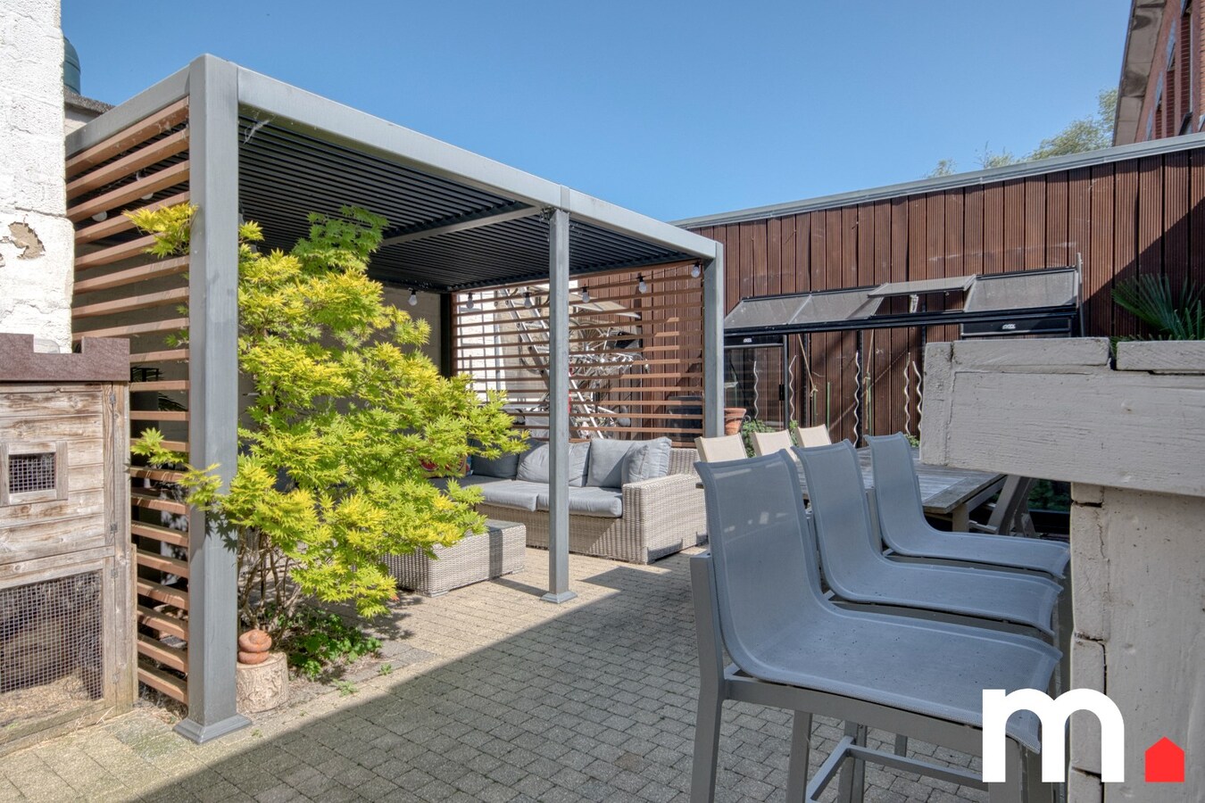 Centraal gelegen instapklare woning met tuin en uitweg via garage ! 