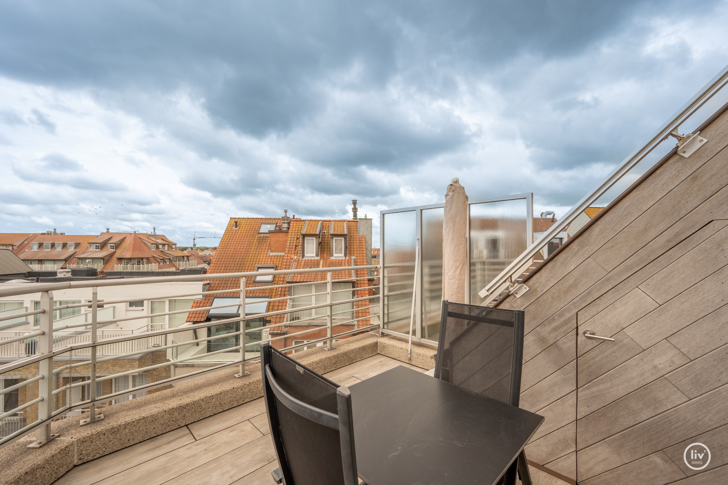 Instapklaar duplexappartement met 2 slaapkamers en grote terrassen (Zijdelings Zeezicht) gelegen op de Lippenslaan. 